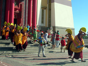 Festosa processione di monaci buddisti